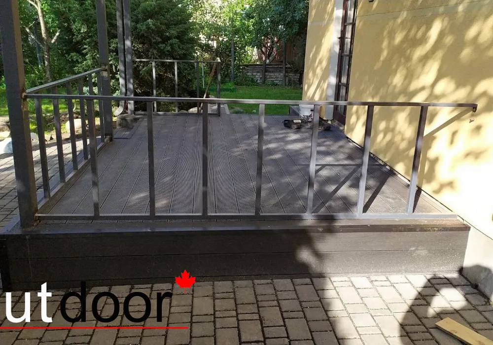 Терраса на бетонном основании крыльца Терраса на бетонном основании крыльца