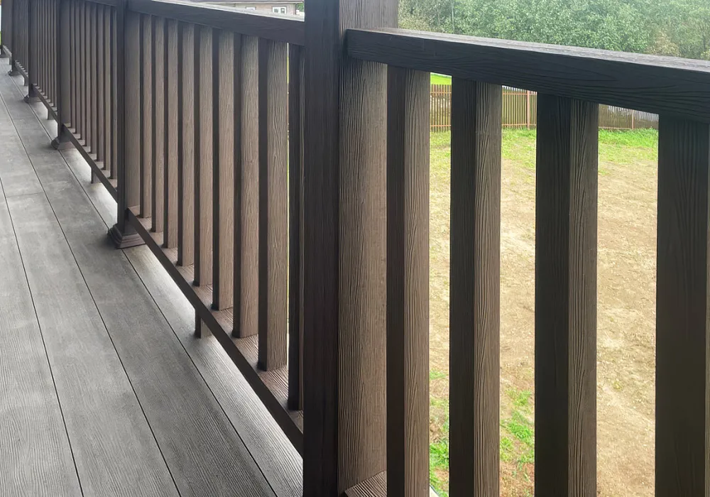 Терраса с ограждениями и обрамление окон Терраса с ограждениями и обрамление окон