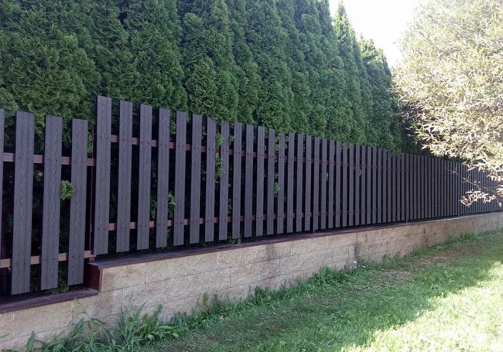 Забор и ворота из доски ДПК бренда Outdoor Забор и ворота из доски ДПК бренда Outdoor